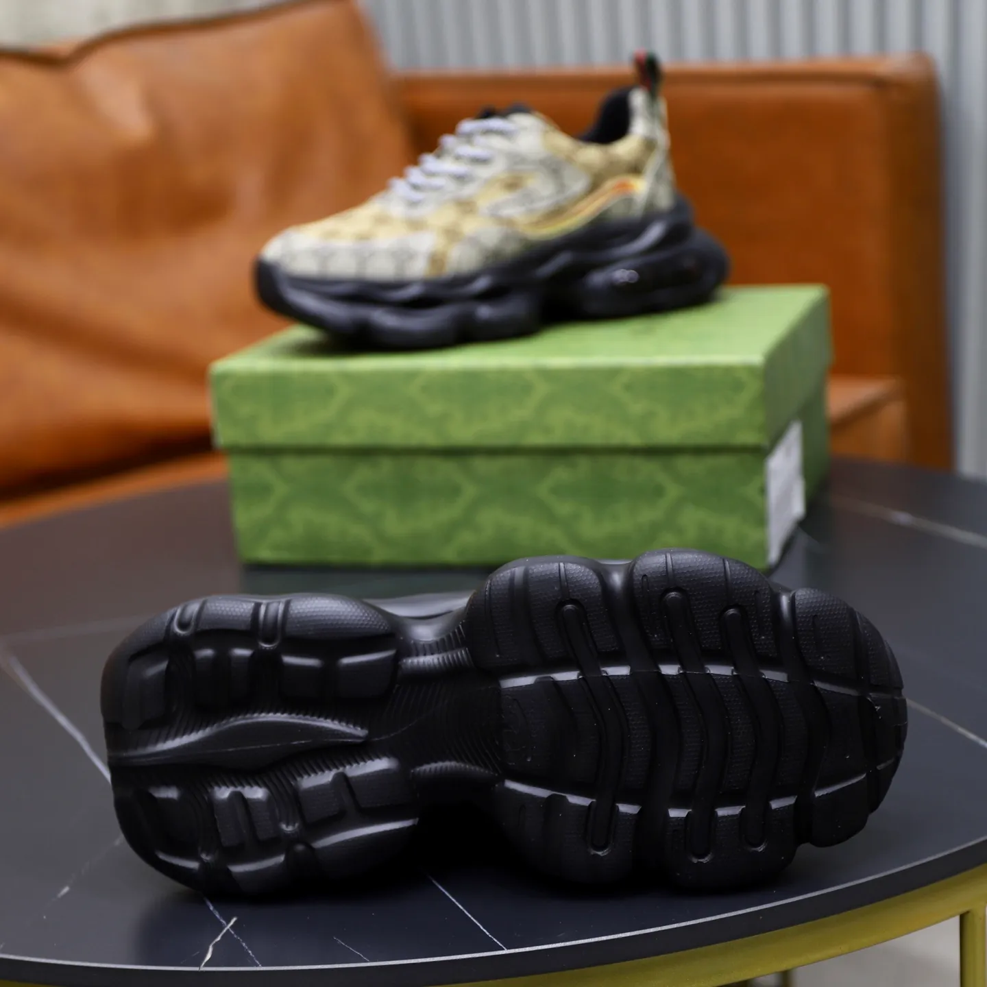 Ex-factory price: 462💰🙅‍♂️🙅‍♂️🙅‍♂️ Brand: Gucci GUCCi Standard code: 38-44 (45 customized) Grade: Same as the official website Material: Original cowhide material spliced with brand cloth Comfortable and breathable lining Lightweight and wear-resistant sports outsole Style category: Men's fashion casual shoes Running sports shoes Distinguished luxury brand elements Top luxury color: actual picture color